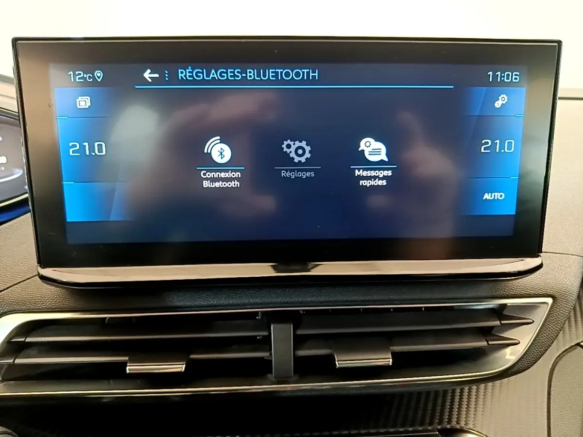 Écran tactile central du Peugeot 5008 gris clair affichant les réglages Bluetooth et la température à 21°C.
