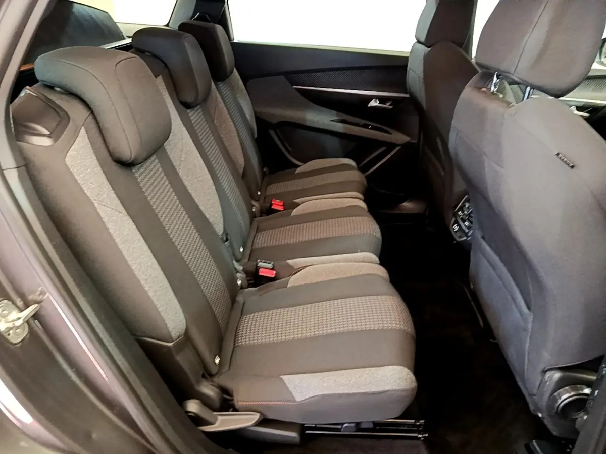 Vue intérieure côté gauche montrant la banquette arrière tissu gris avec appuie-têtes du Peugeot 5008 2021.