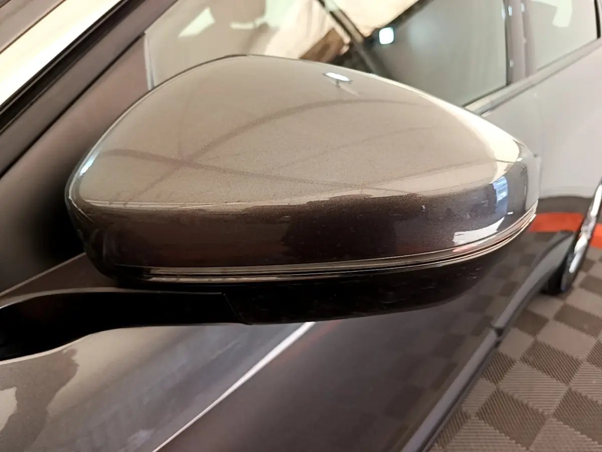 Gros plan sur le rétroviseur droit gris clair métallisé du Peugeot 5008, avec clignotant intégré visible.
