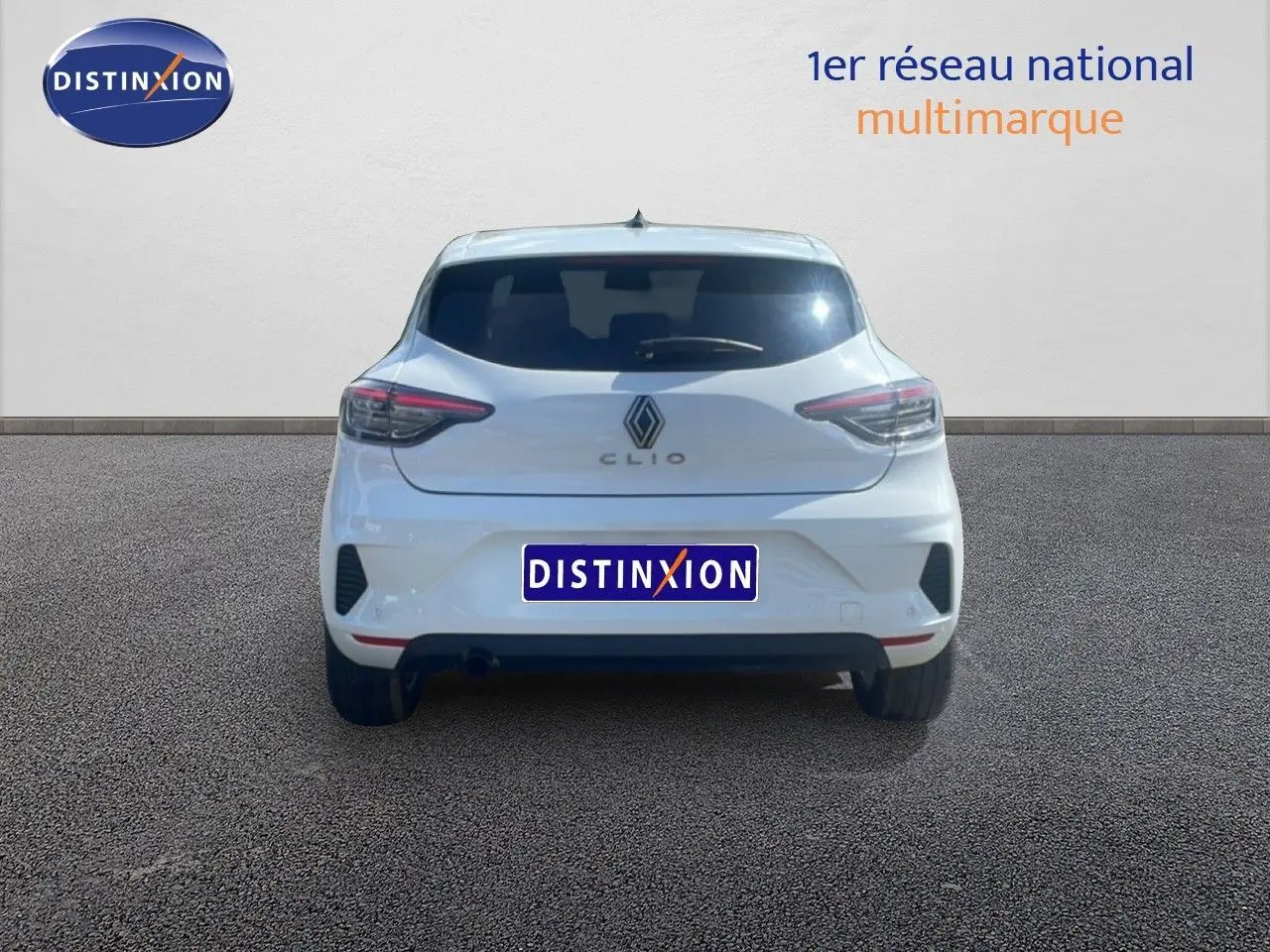 Vue arrière d'une Renault Clio blanche 2025 avec feux LED et logo distinctif sur fond neutre.
