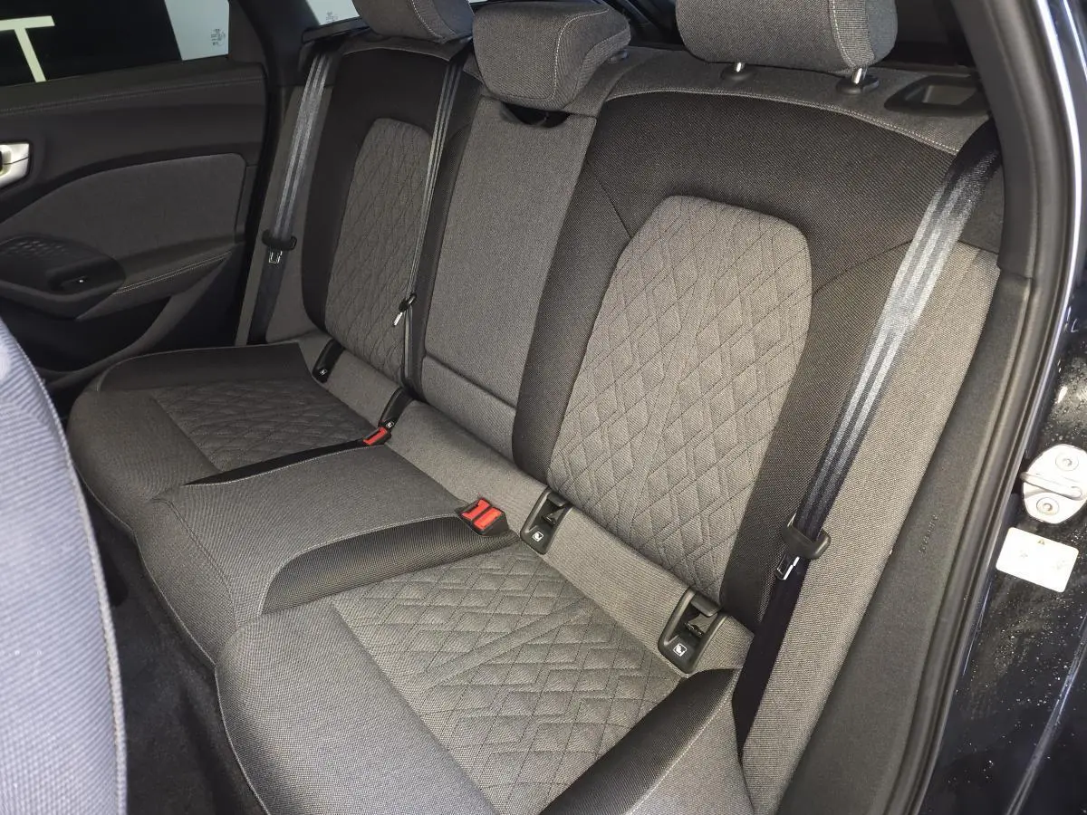 Vue côté droit de la banquette arrière en tissu gris à motifs losanges de l'Audi A5 Avant noir 2025.