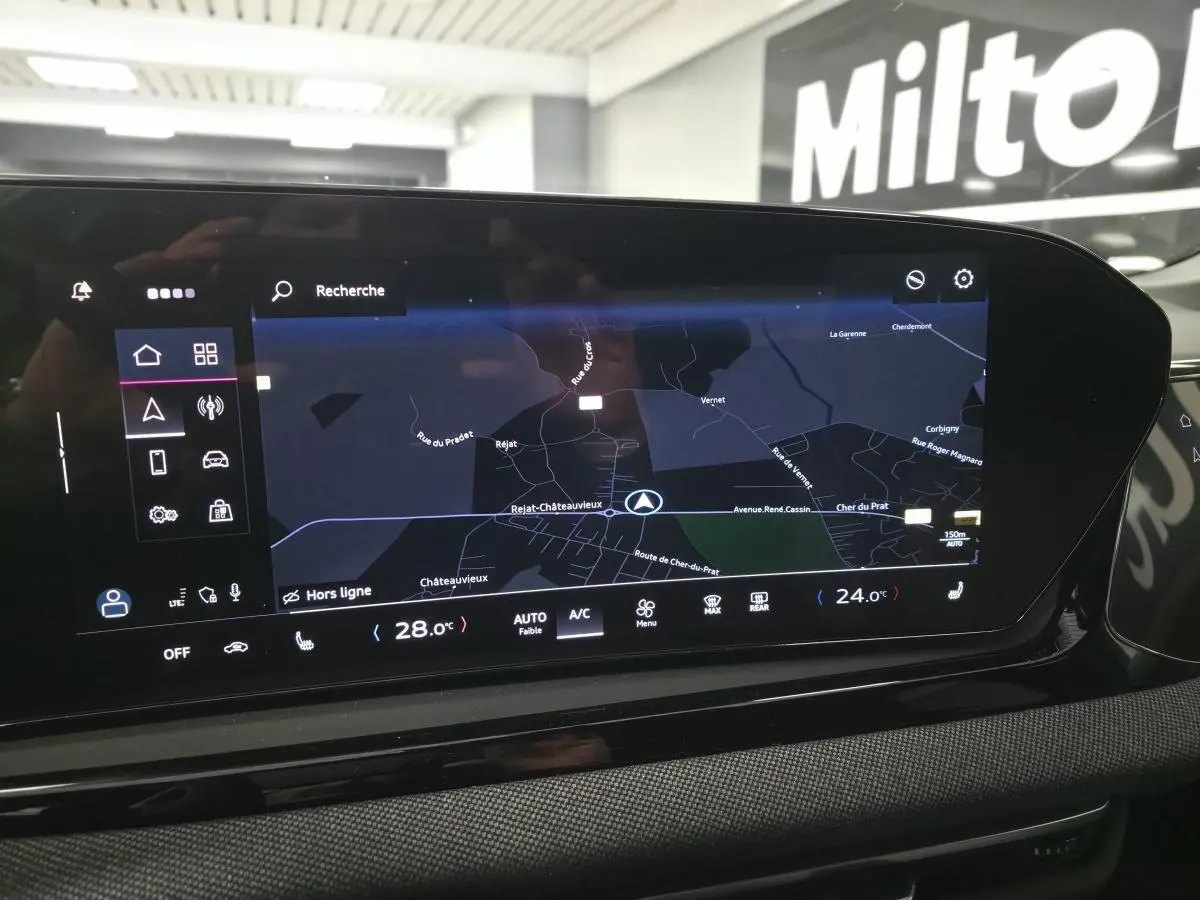 Écran tactile MMI central affichant la navigation dans l’Audi A5 Avant S line noire, vue intérieure frontale.