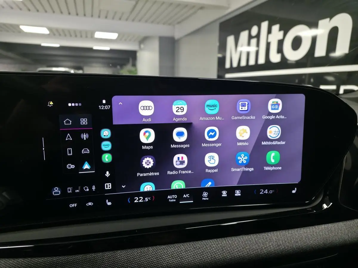 Écran tactile MMI central affichant des applications, intérieur noir de l'Audi A5 Avant 2025.