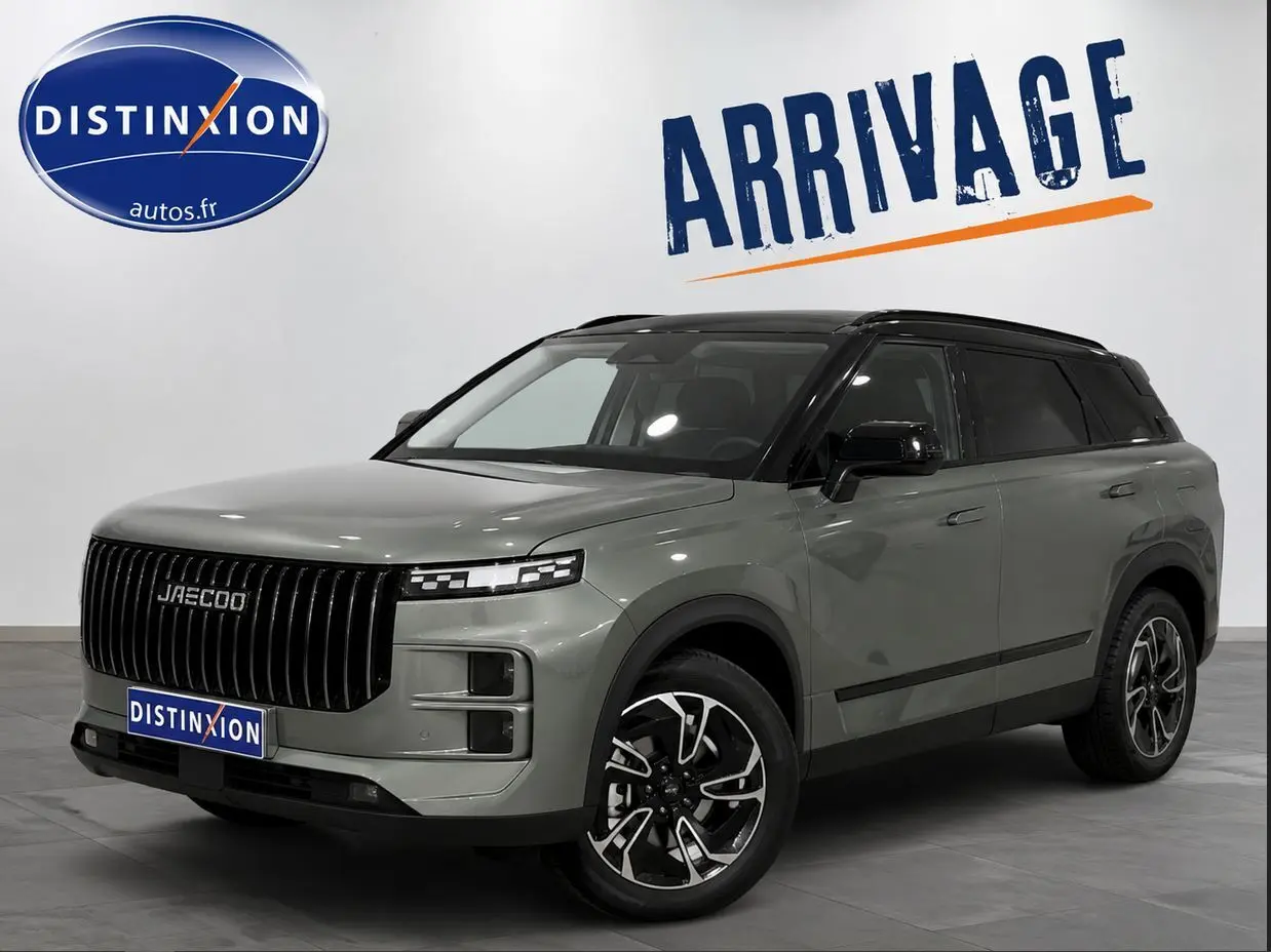SUV JAECOO J7 hybride rechargeable 2026 en olive grey avec toit noir, vu en 3/4 avant droit, calandre verticale marquante.