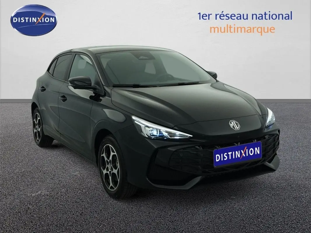 MG3 1.5 HYBRID+ 195 LUXURY en Pebble Black, vue 3/4 avant avec phares LED et jantes alliage distinctives.