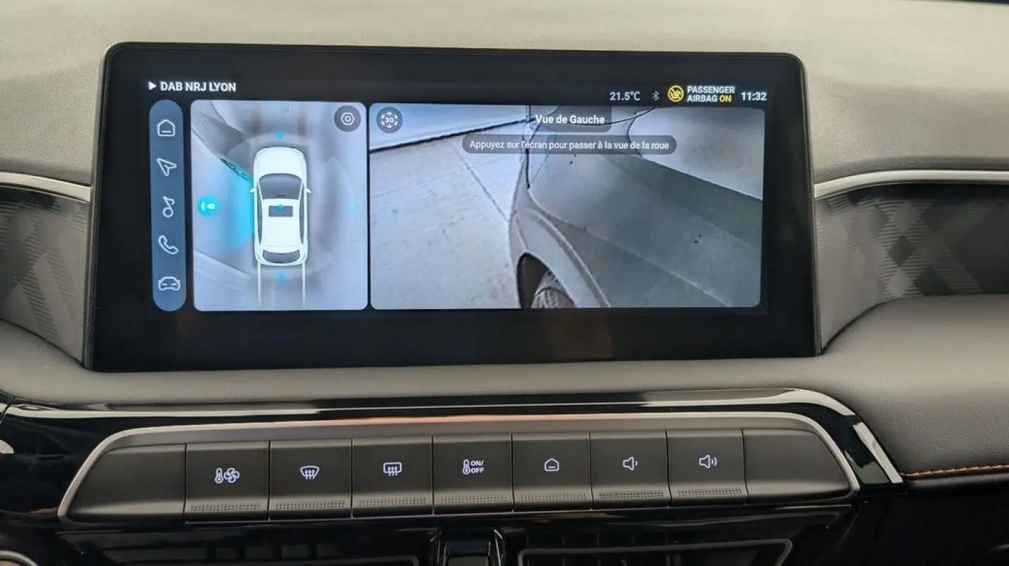 Vue de l'écran intérieur montrant la caméra 360° et la vue latérale gauche du MG3 Pebble Black 2026.