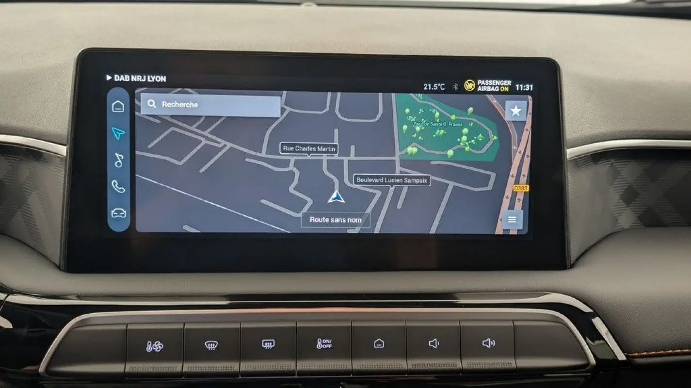 Écran tactile central du tableau de bord de la MG3 1.5 HYBRID+ 195 LUXURY affichant la navigation GPS.