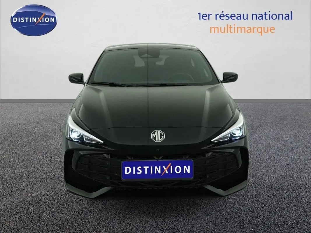 Vue frontale de la MG3 1.5 HYBRID+ 195 LUXURY noire Pebble Black avec phares LED allumés sur fond neutre.
