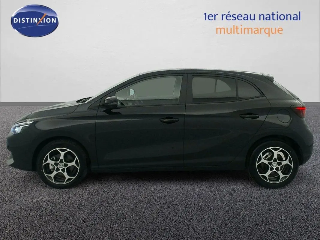 Profil côté gauche de la MG3 1.5 HYBRID+ 195 LUXURY noire Pebble Black avec jantes alliage au design distinctif.