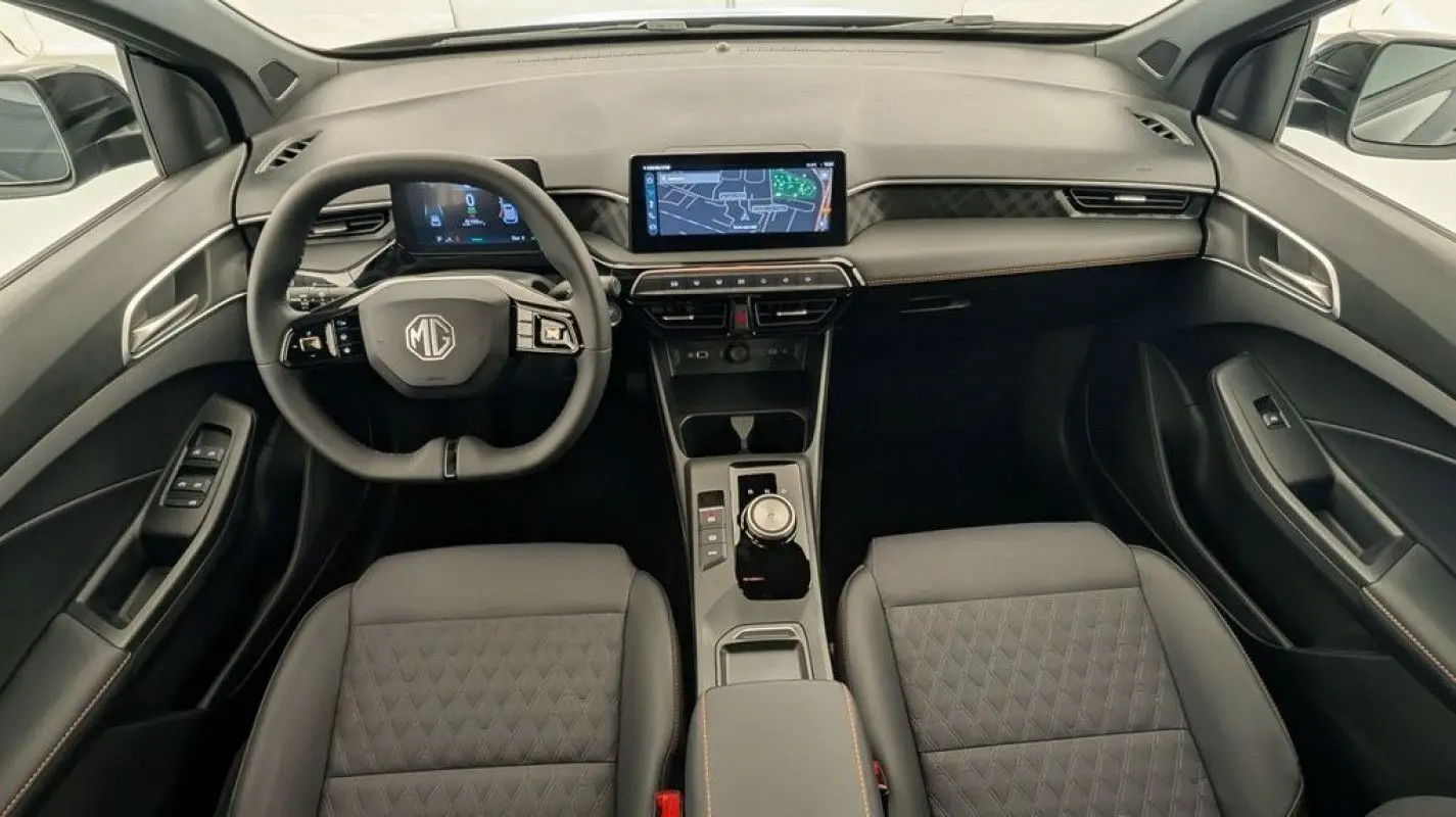 Vue intérieure frontale du tableau de bord et volant noir du MG3 1.5 HYBRID+ 195 LUXURY avec écran tactile central et sellerie cuir noire.