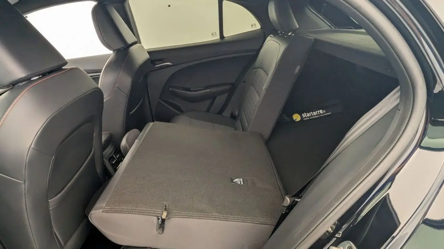 Vue intérieure côté droit du MG3 1.5 HYBRID+ 195 LUXURY 2026 en Pebble Black, siège arrière partiellement rabattable.