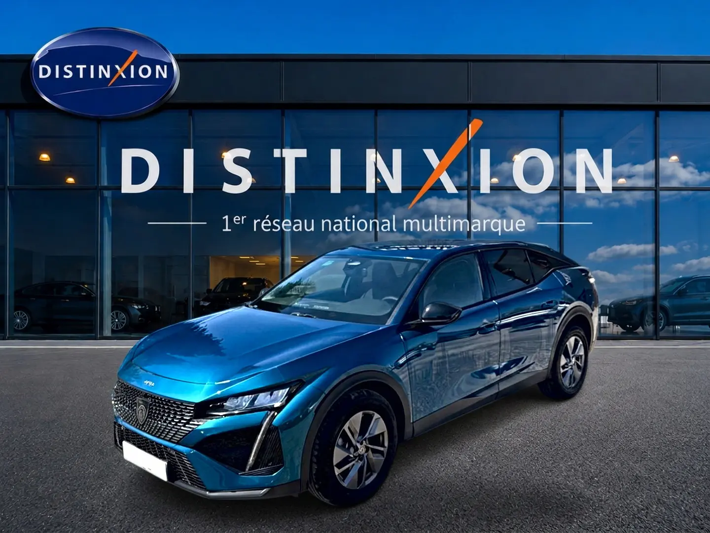 Peugeot 408 Hybrid 145 allure e-dcs6 bleu en 3/4 avant droit, avec jantes alu et vitres surteintées.