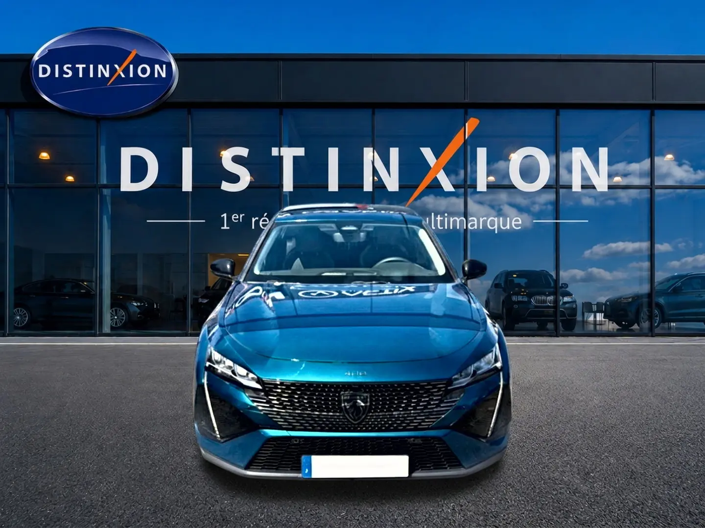 Vue frontale d'une Peugeot 408 Hybrid 145 allure e-dcs6 bleu, avec calandre noire et phares LED distinctifs.