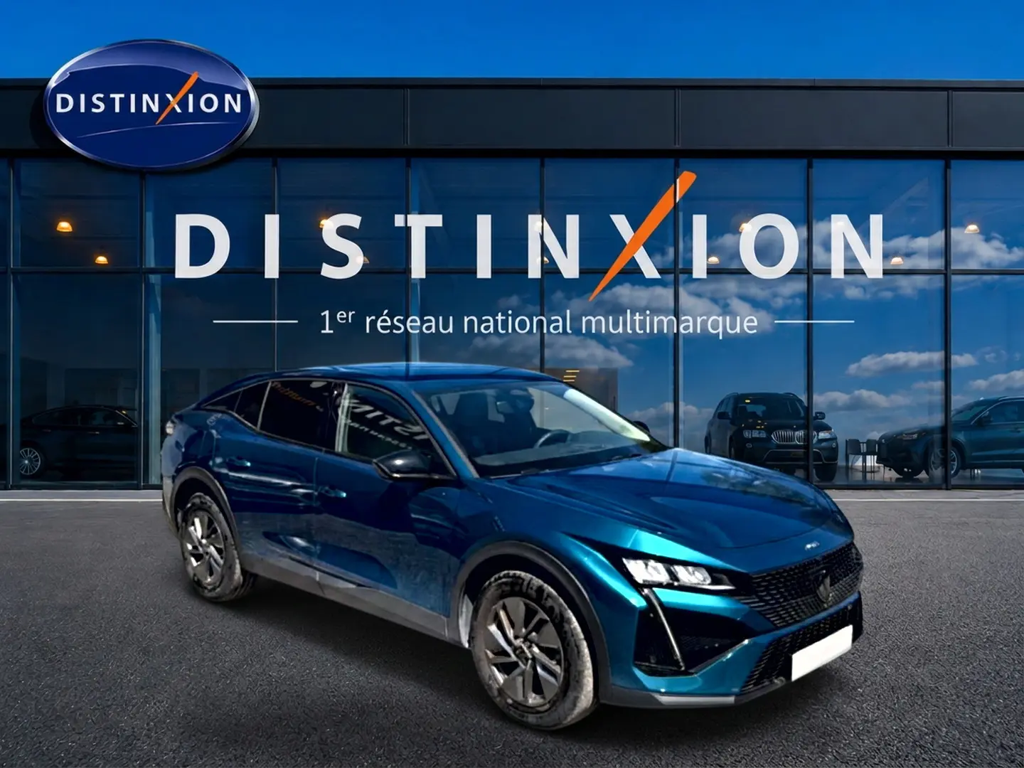 Vue 3/4 avant droite d'une Peugeot 408 Hybrid 145 allure e-dcs6 bleu métallisé devant une vitrine Distinxion.