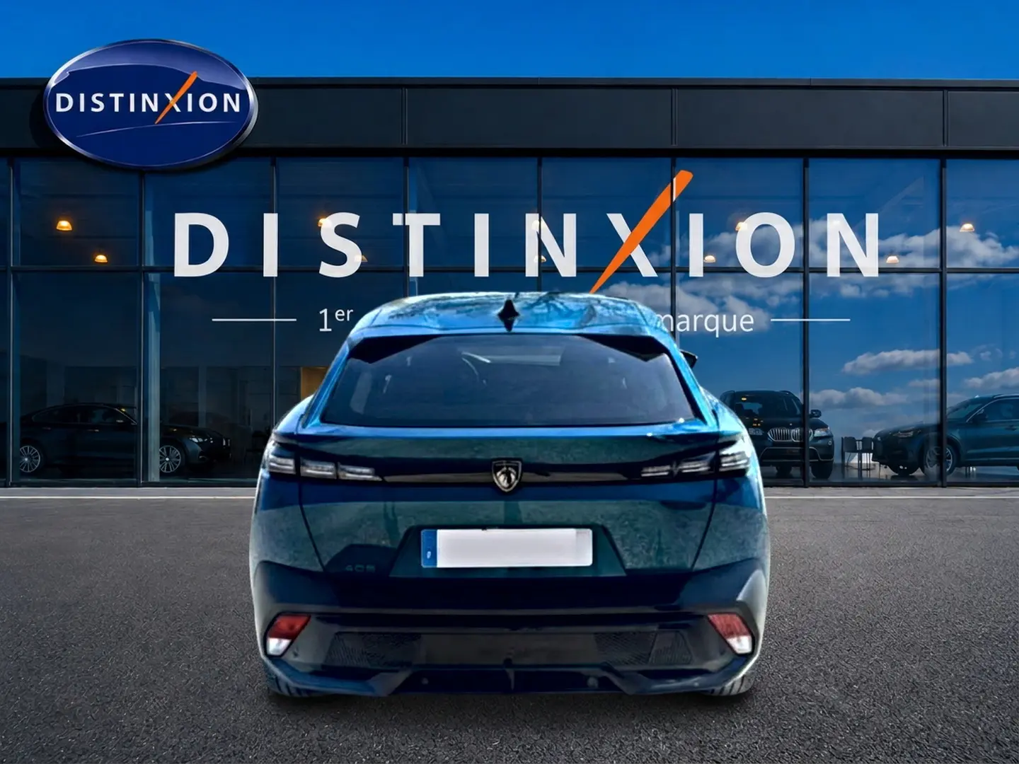 Vue arrière d'une Peugeot 408 Hybrid 145 allure e-dcs6 bleu, avec feux LED et lunette arrière surteintée.