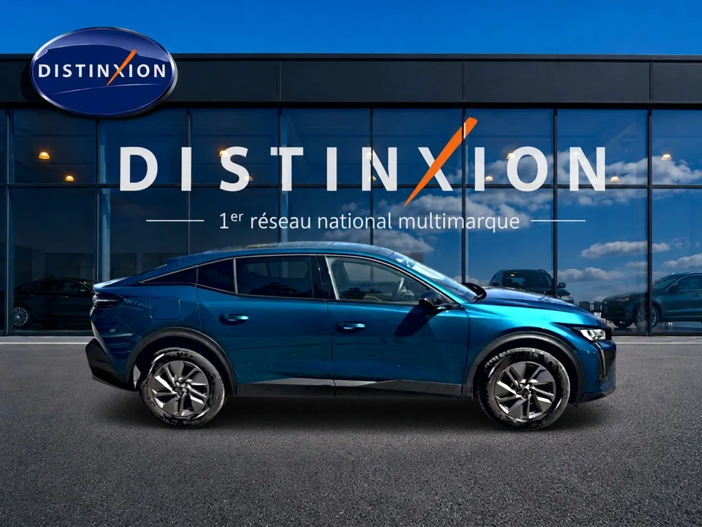 Profil côté gauche d'une Peugeot 408 Hybrid 145 allure e-dcs6 bleu métallisé devant une vitrine Distinxion.