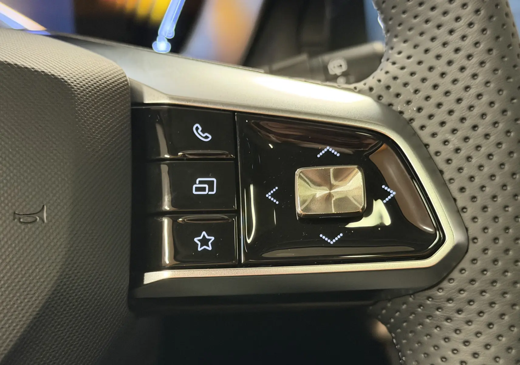 Gros plan sur les commandes multifonctions à droite du volant perforé du MG ZS noir 2026, avec boutons tactiles et joystick.