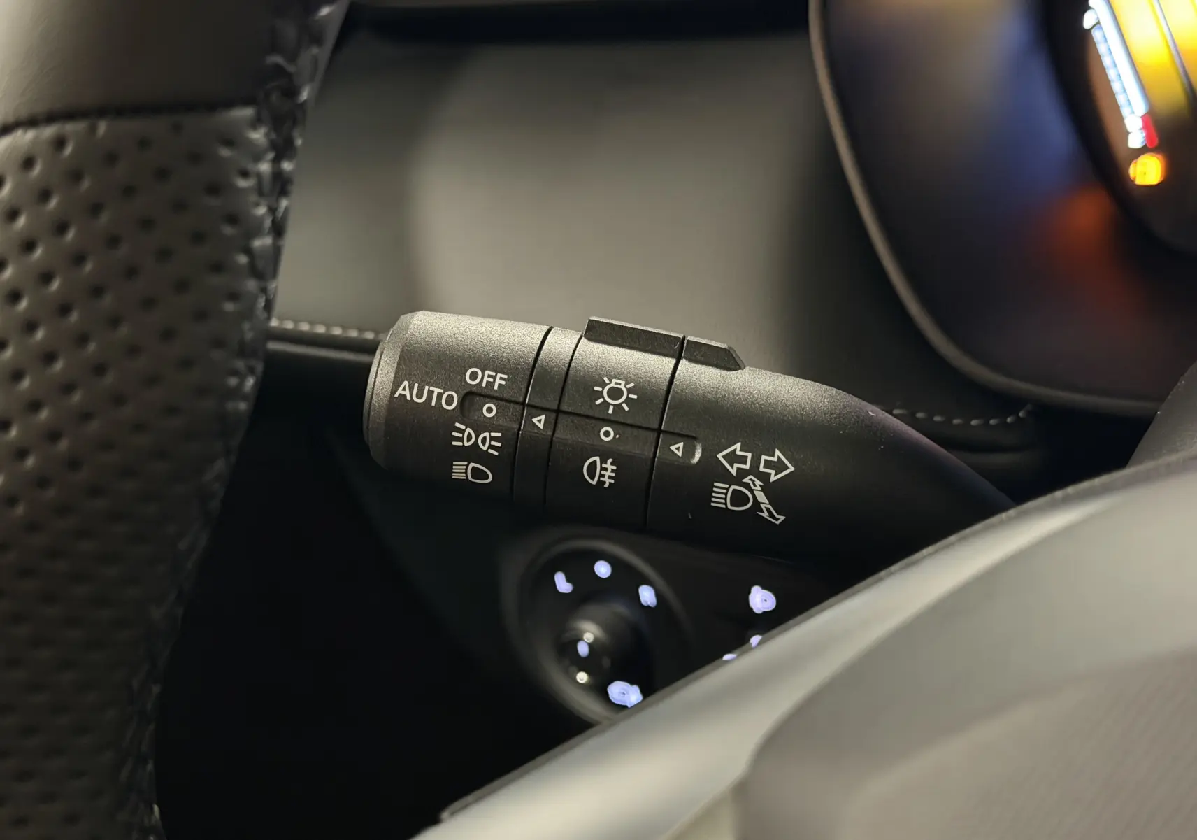 Gros plan sur la manette de commande des phares et clignotants dans l’habitacle noir du MG MOTOR ZS 2026.