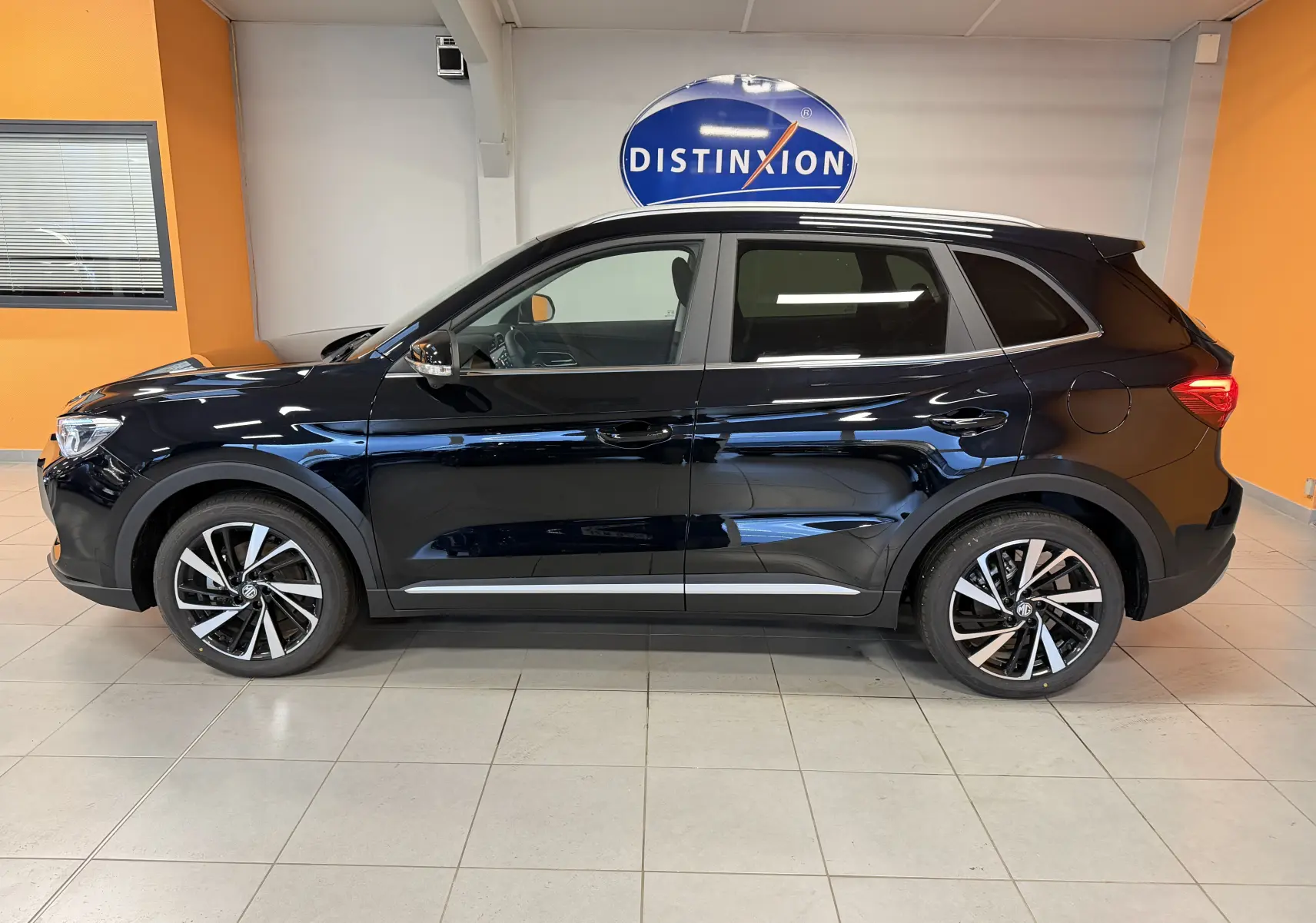 Vue latérale droite du MG ZS 1.5 L Hybrid+ noir 2026 avec jantes alliage 18 pouces et toit panoramique.