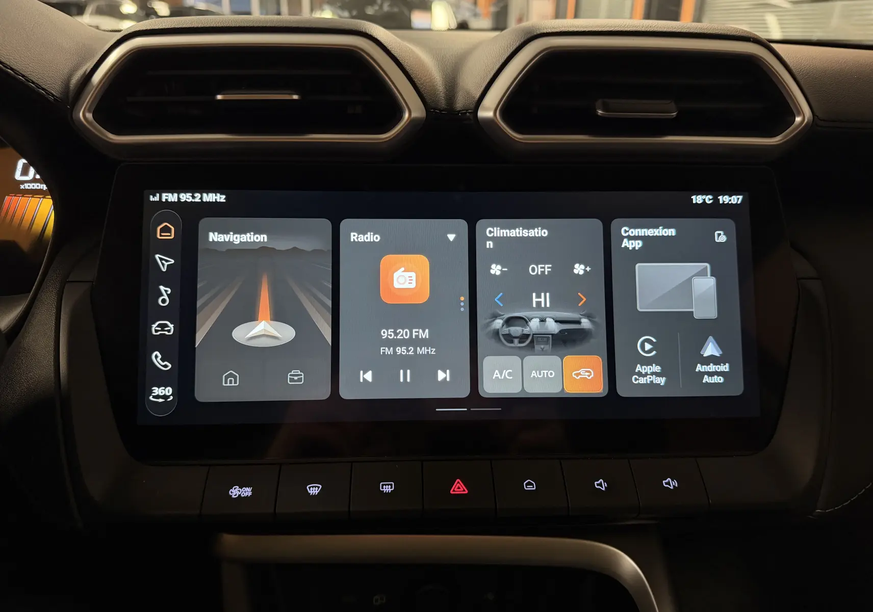 Écran tactile central du MG ZS 2026 affichant navigation, radio, climatisation et connexion Apple CarPlay/Android Auto.