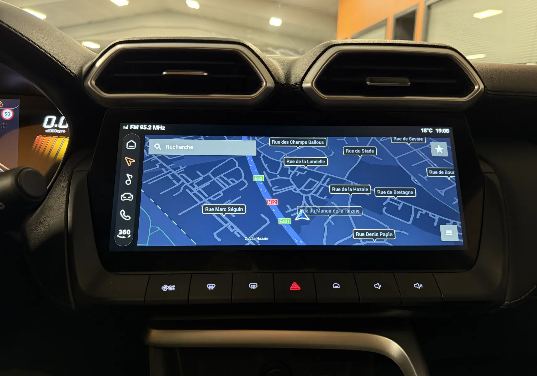 Vue rapprochée de l’écran tactile central du MG ZS noir 2026 affichant la navigation avec carte détaillée.
