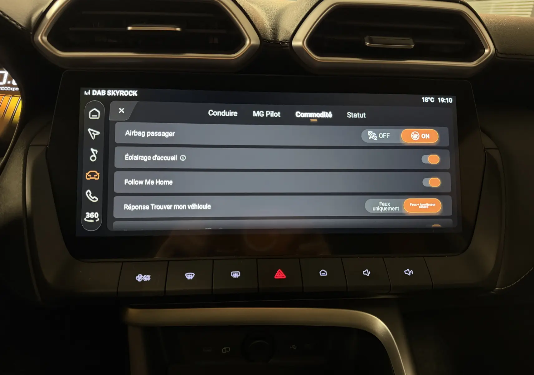 Vue rapprochée de l’écran tactile central du MG ZS 2026 affichant les réglages de commodité, entouré de la console noire.