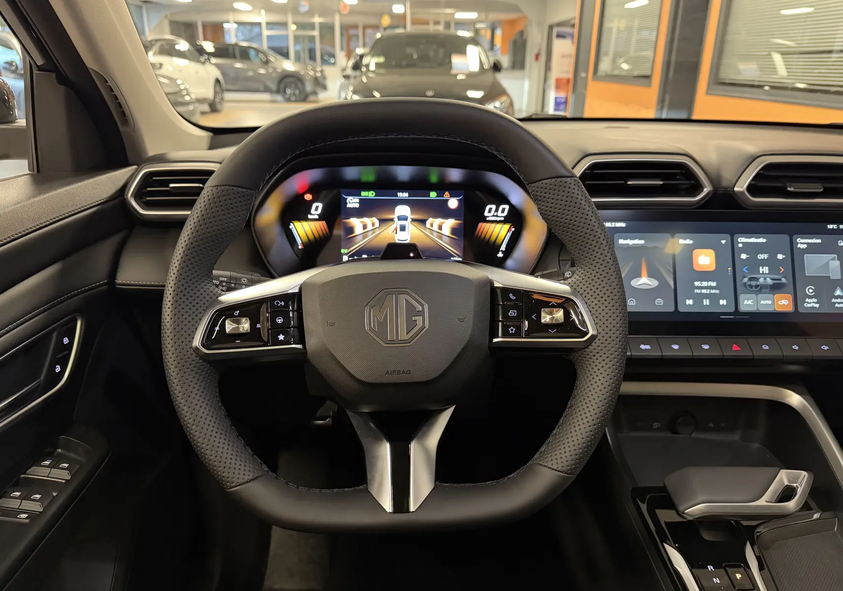 Vue intérieure centrée sur le volant en cuir perforé du MG ZS 2026 avec écran numérique et console tactile.