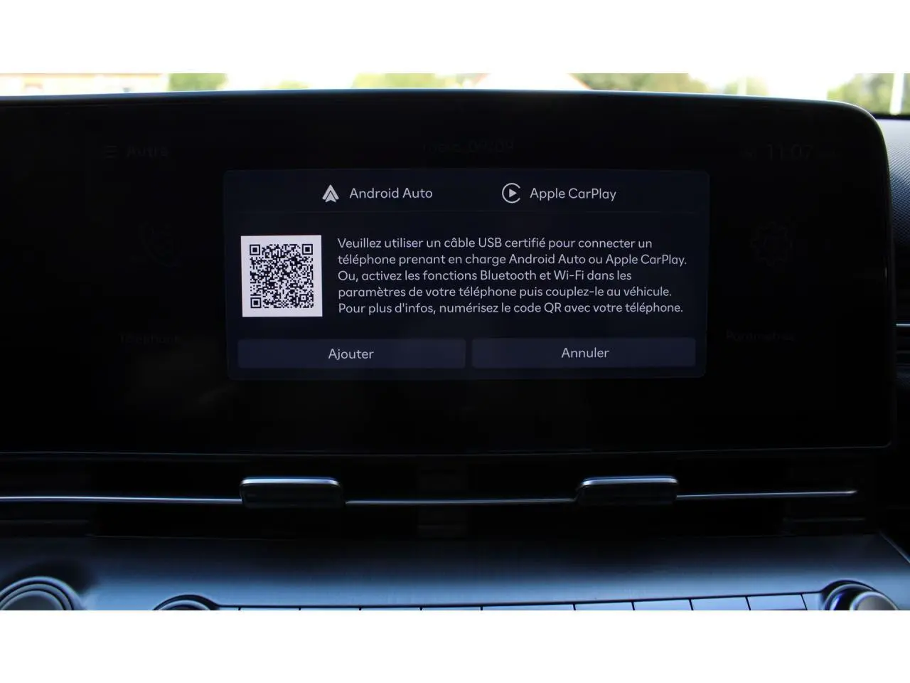 Écran tactile central du Hyundai Kona 2024 affichant les options Android Auto et Apple CarPlay.