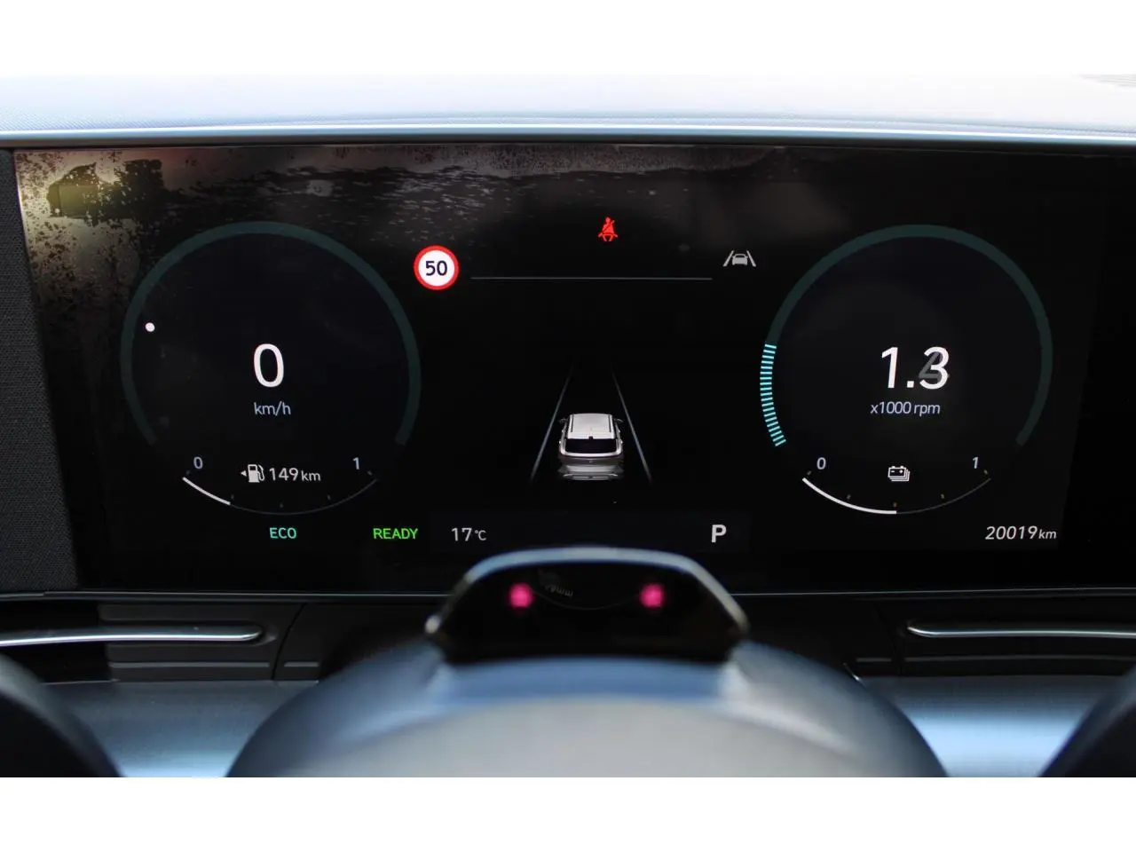 Affichage numérique du tableau de bord du Hyundai Kona 2024, vue frontale centrée sur l'écran de contrôle.