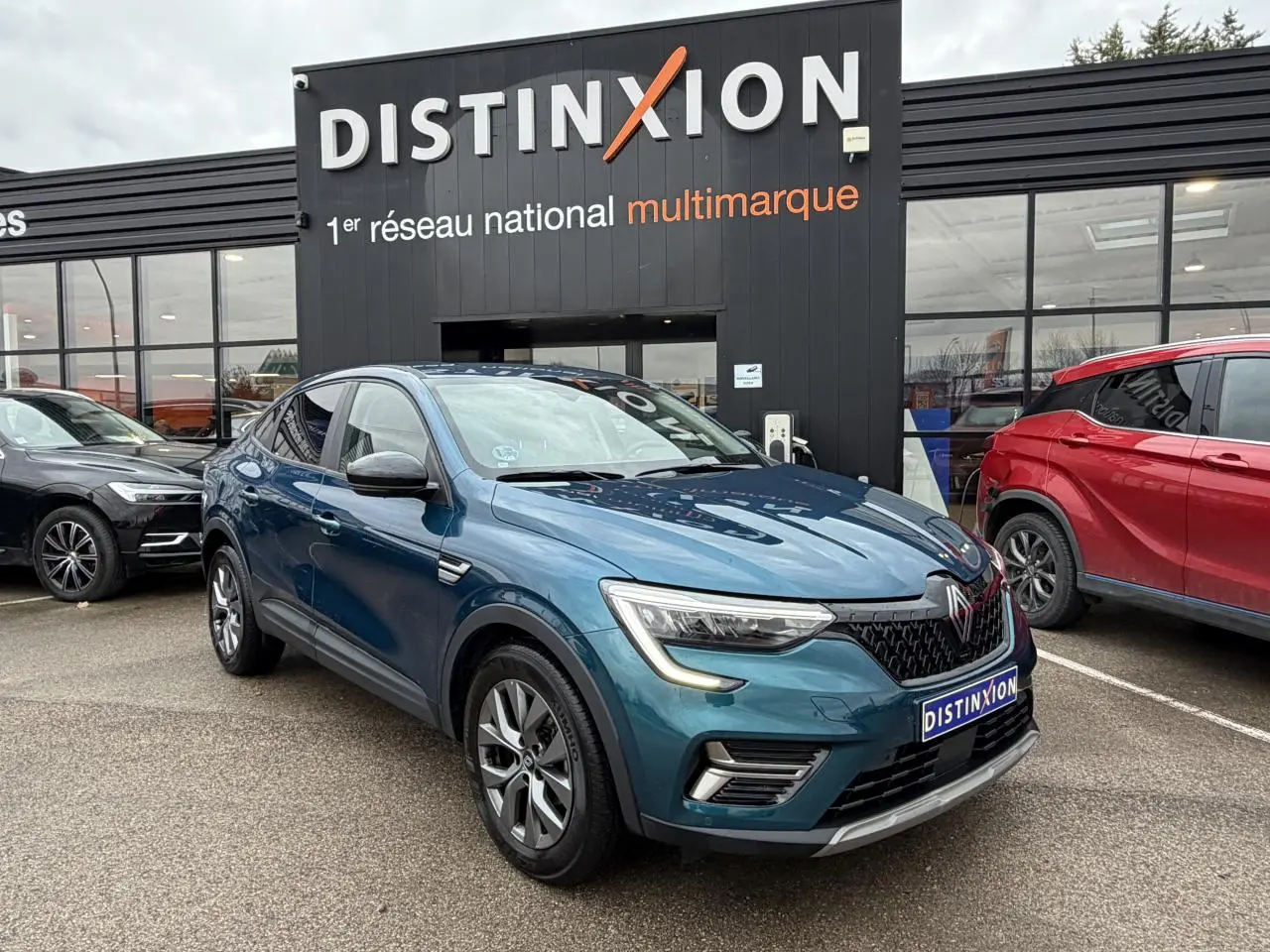 Renault Arkana bleu Zanzibar en 3/4 avant droit, avec jantes alliage grises et calandre noire distinctive.