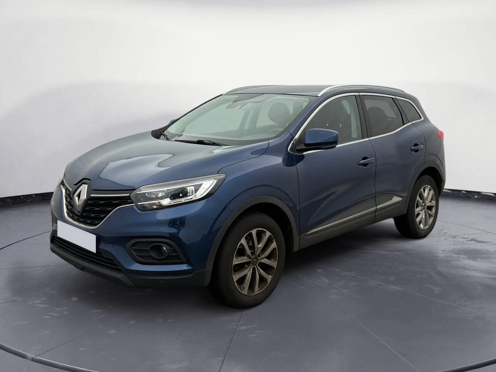 Renault Kadjar 1.5 Blue dCi 115 Business bleu cosmos, vue 3/4 avant droit, avec jantes alliage et barres de toit.