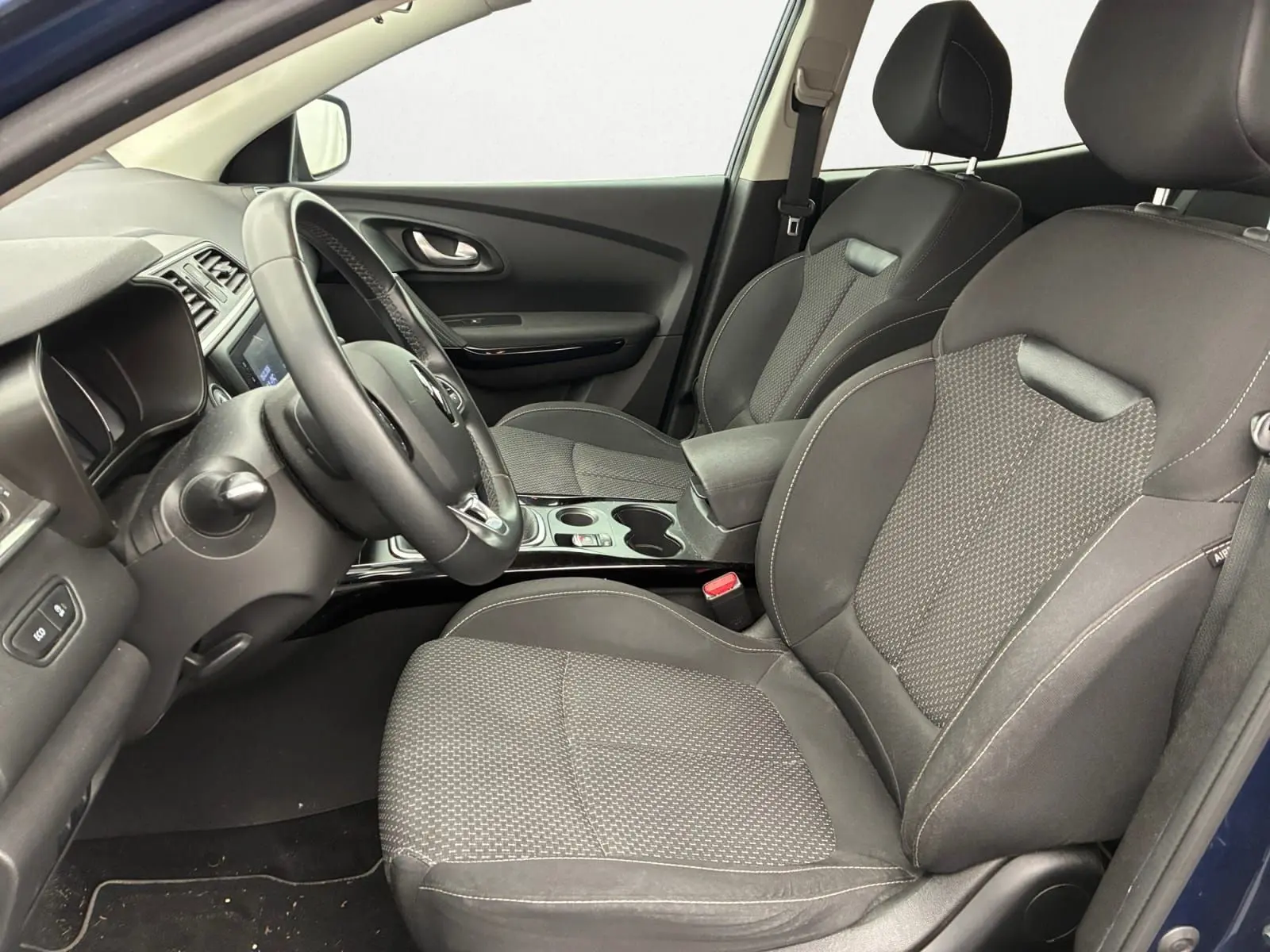 Vue intérieure côté conducteur du Renault Kadjar 1.5 Blue dCi 115 Business 2020 avec sièges tissu gris et volant multifonction.