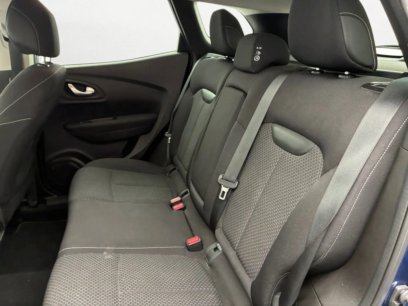 Vue intérieure côté droit des sièges arrière noirs avec ceinture de sécurité du Renault Kadjar bleu cosmos 2020.