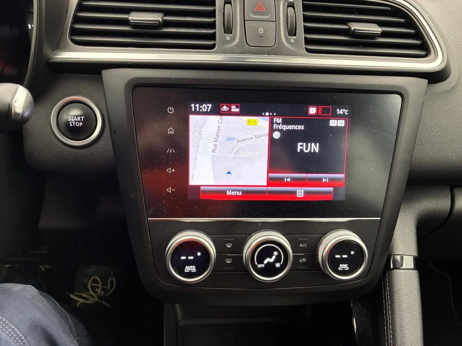 Vue rapprochée du tableau de bord du Renault Kadjar 2020, écran tactile avec navigation et radio FM affichée.