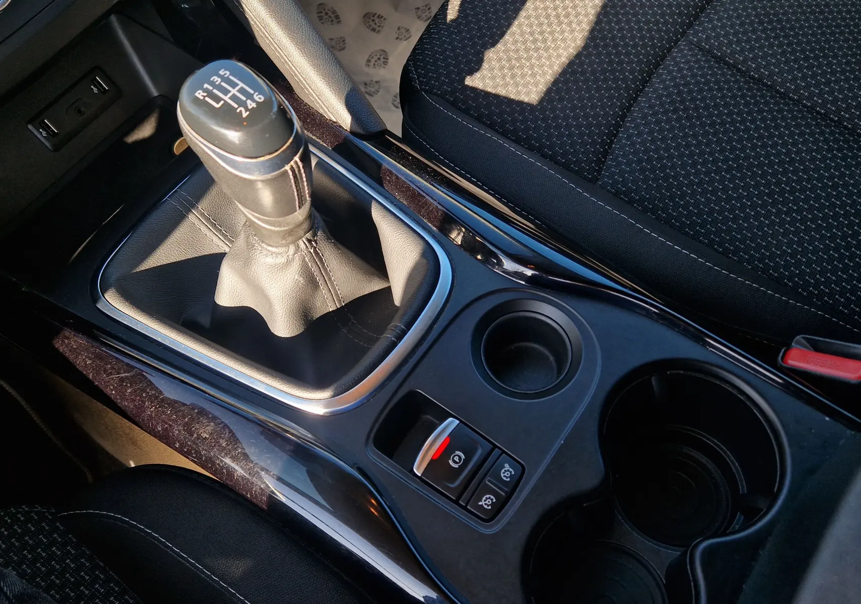 Gros plan sur la console centrale du Renault Kadjar bleu cosmos 2020, avec levier de vitesses manuel et porte-gobelets.