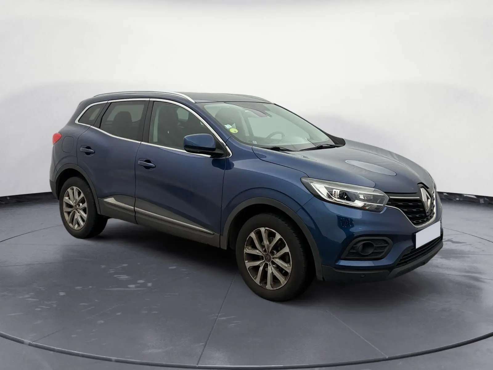 Renault Kadjar 1.5 Blue dCi 115 Business bleu cosmos en 3/4 avant droit, avec jantes alliage et toit panoramique.