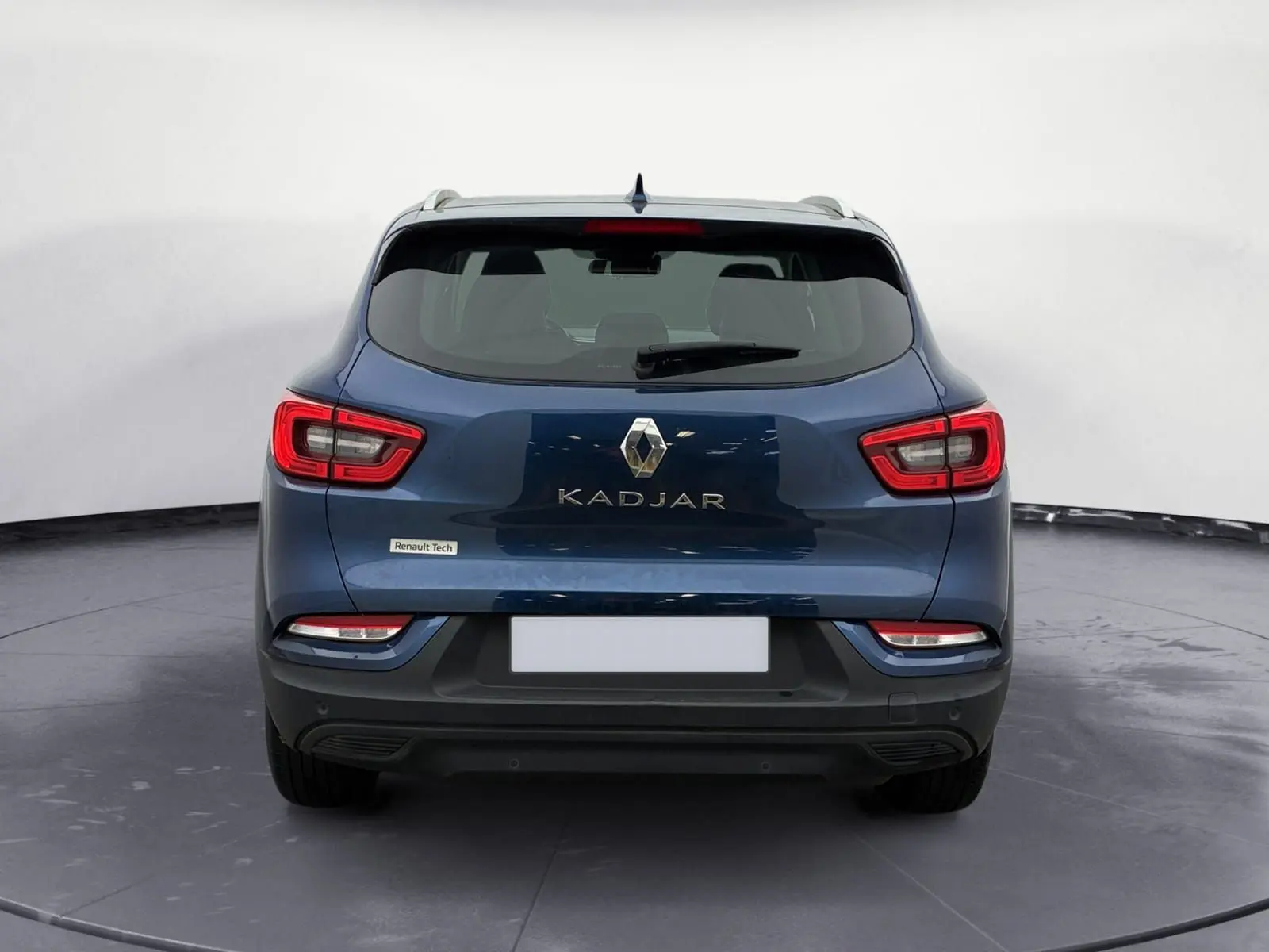 Vue arrière d'un Renault Kadjar bleu cosmos 2020 avec feux rouges et logo central chromé visible.
