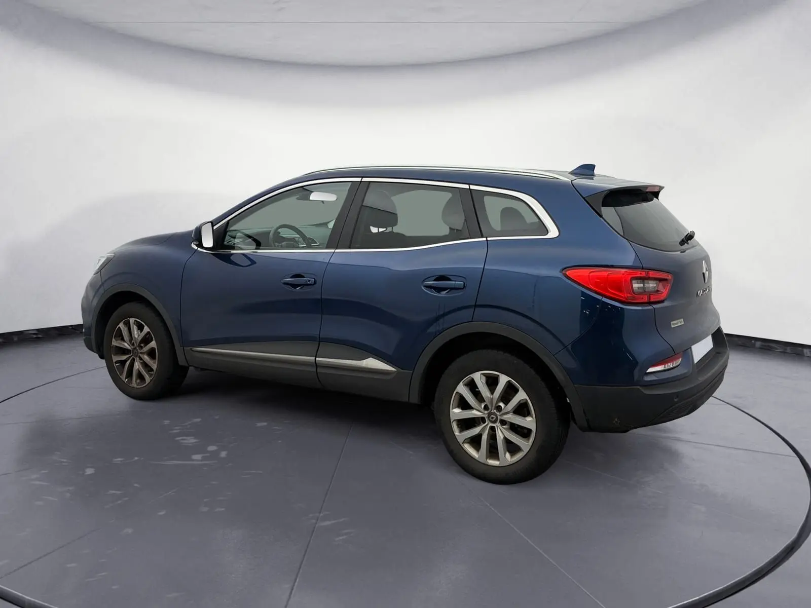 Renault Kadjar bleu cosmos vu de profil côté gauche, SUV compact avec jantes alliage et vitres teintées.