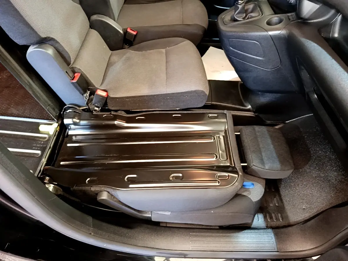Vue intérieure côté droit du siège passager avant replié sur un Peugeot Partner noir 2022.