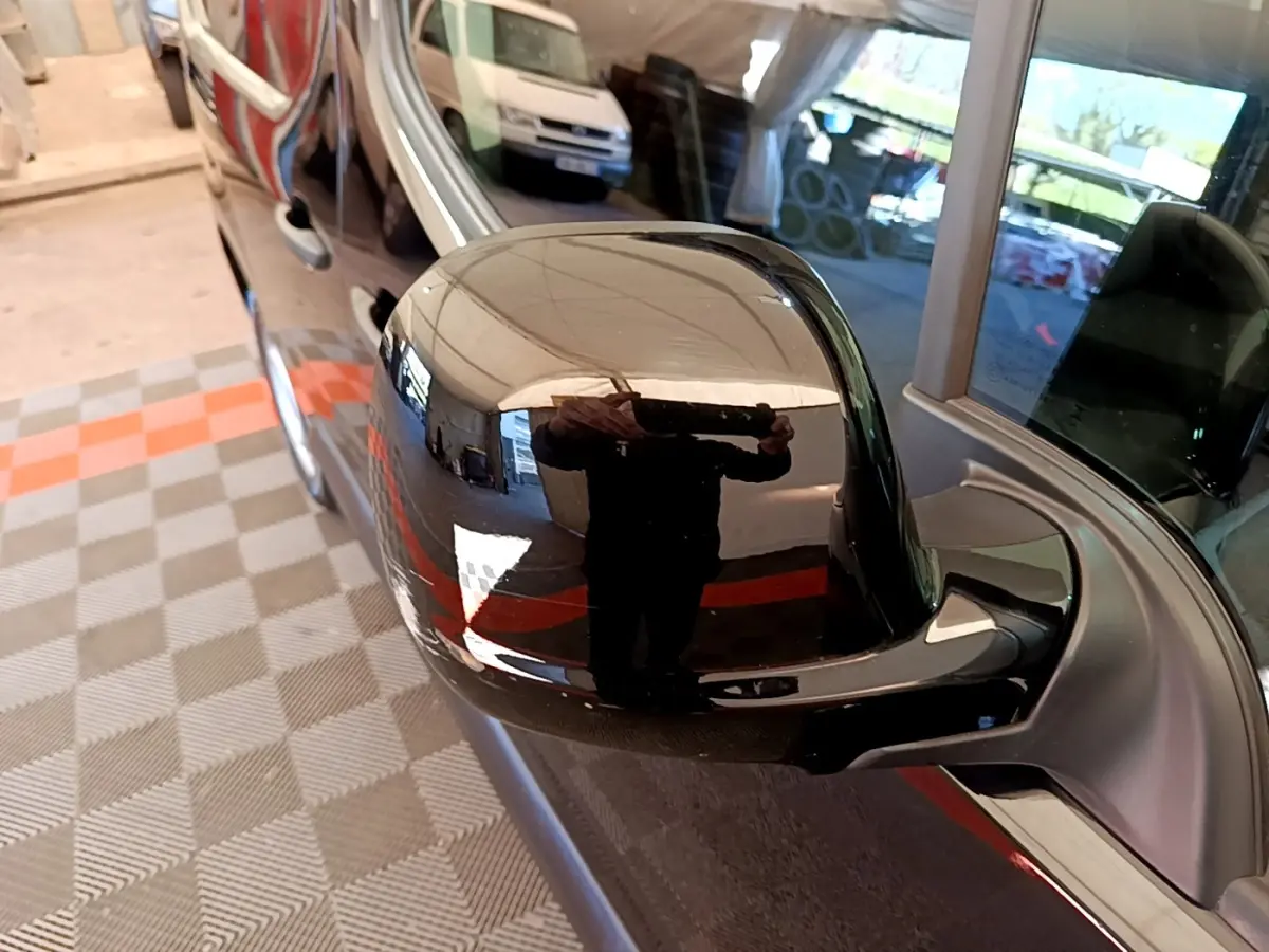 Rétroviseur extérieur noir côté conducteur d’un Peugeot Partner 2022, reflet de l’environnement intérieur visible.