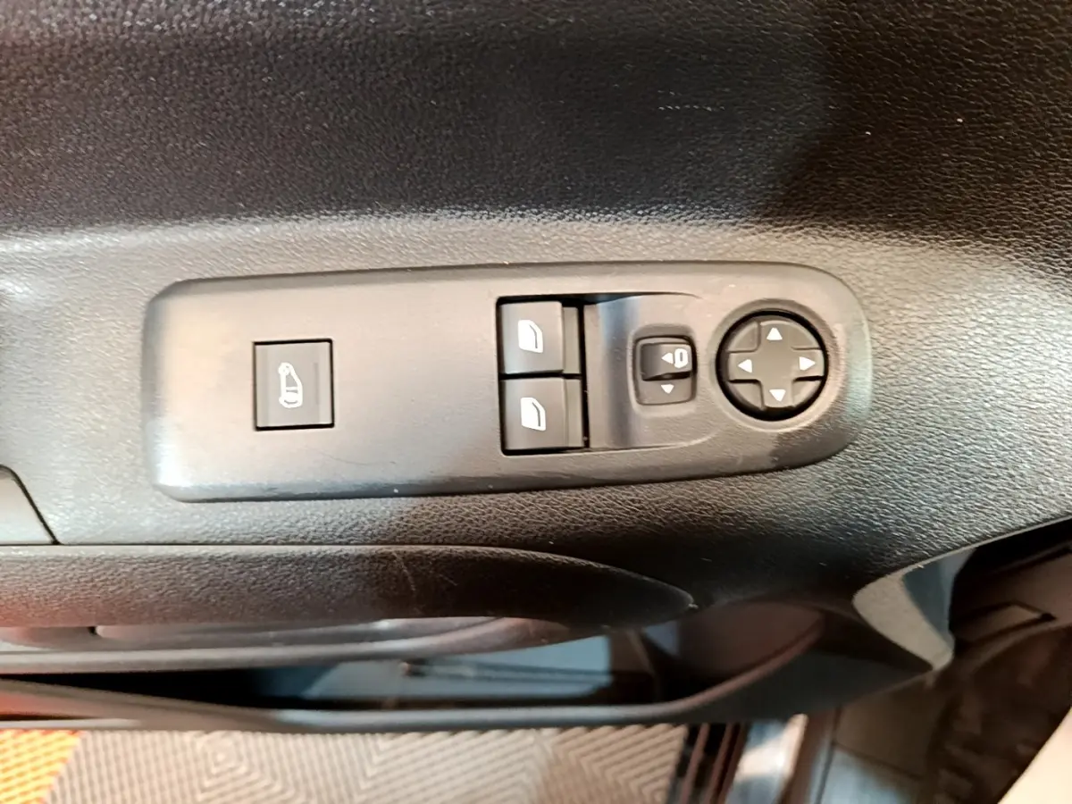 Gros plan sur les commandes de réglage des rétroviseurs électriques côté conducteur du Peugeot Partner noir 2022.