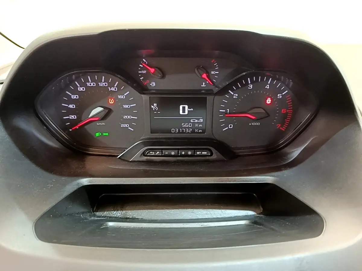 Vue rapprochée du tableau de bord du Peugeot Partner 2022, affichage numérique et compte-tours analogique.