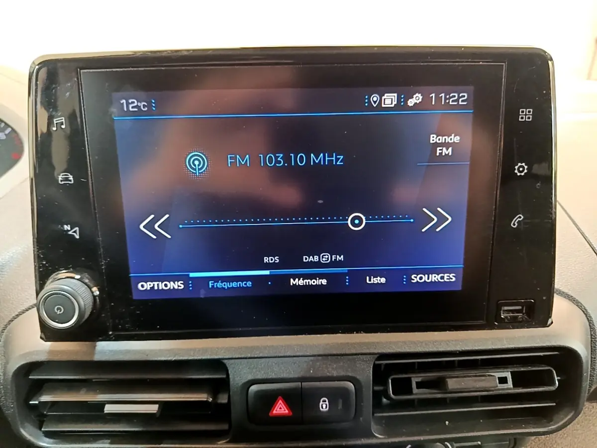 Écran tactile central du tableau de bord du Peugeot Partner 2022 affichant la radio FM à 103,10 MHz.