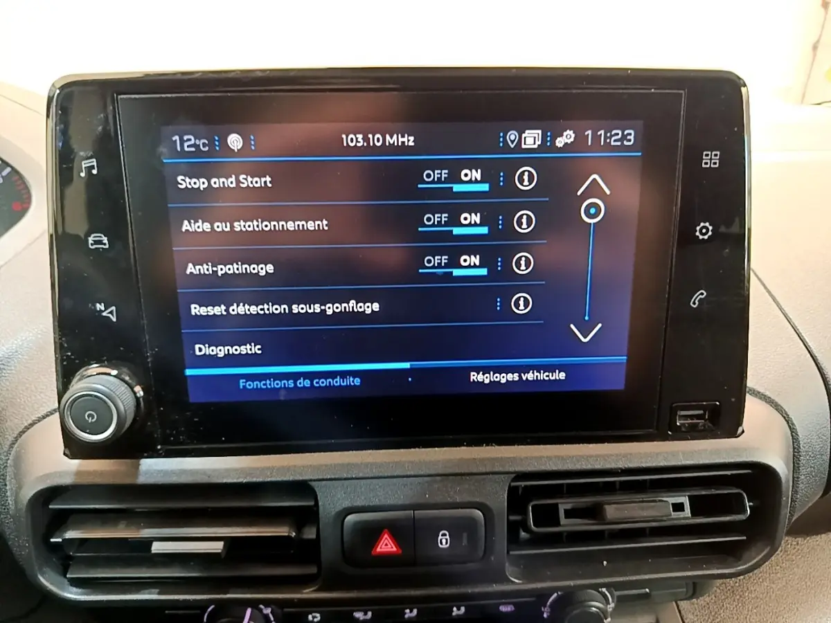 Écran tactile central du Peugeot Partner 2022 affichant les réglages d’aide à la conduite, vue frontale intérieure.