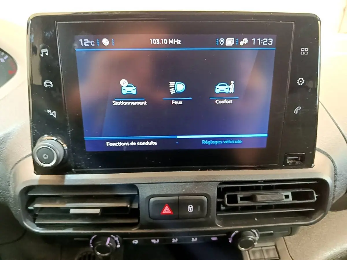 Vue rapprochée de l’écran tactile central du Peugeot Partner noir 2022 affichant les réglages de conduite.