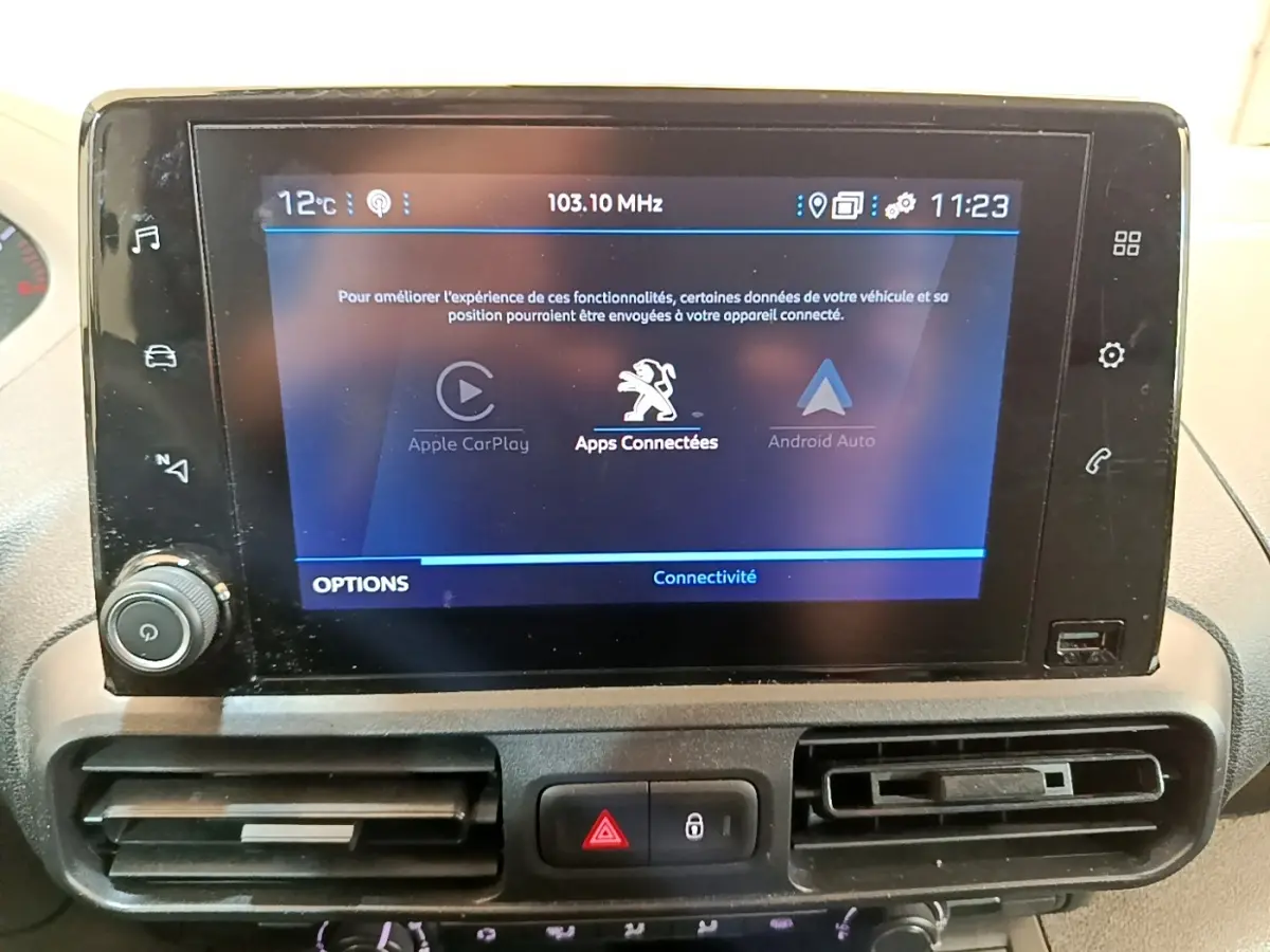 Écran tactile central du tableau de bord du Peugeot Partner 2022, affichant les options Apple CarPlay et Android Auto.
