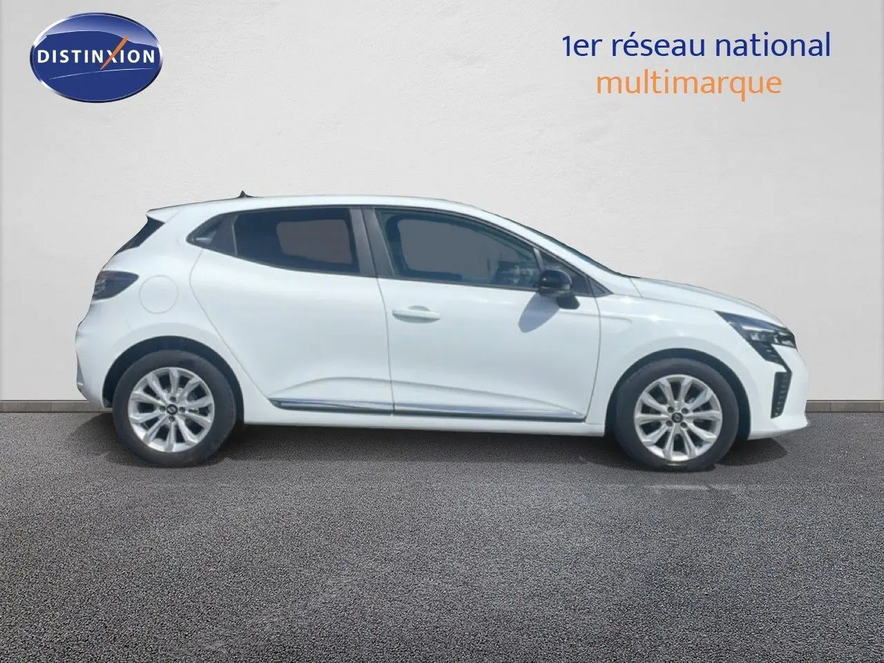 Profil droit d'une Renault Clio blanche 2025 avec jantes alliage et vitres teintées, sur fond neutre.