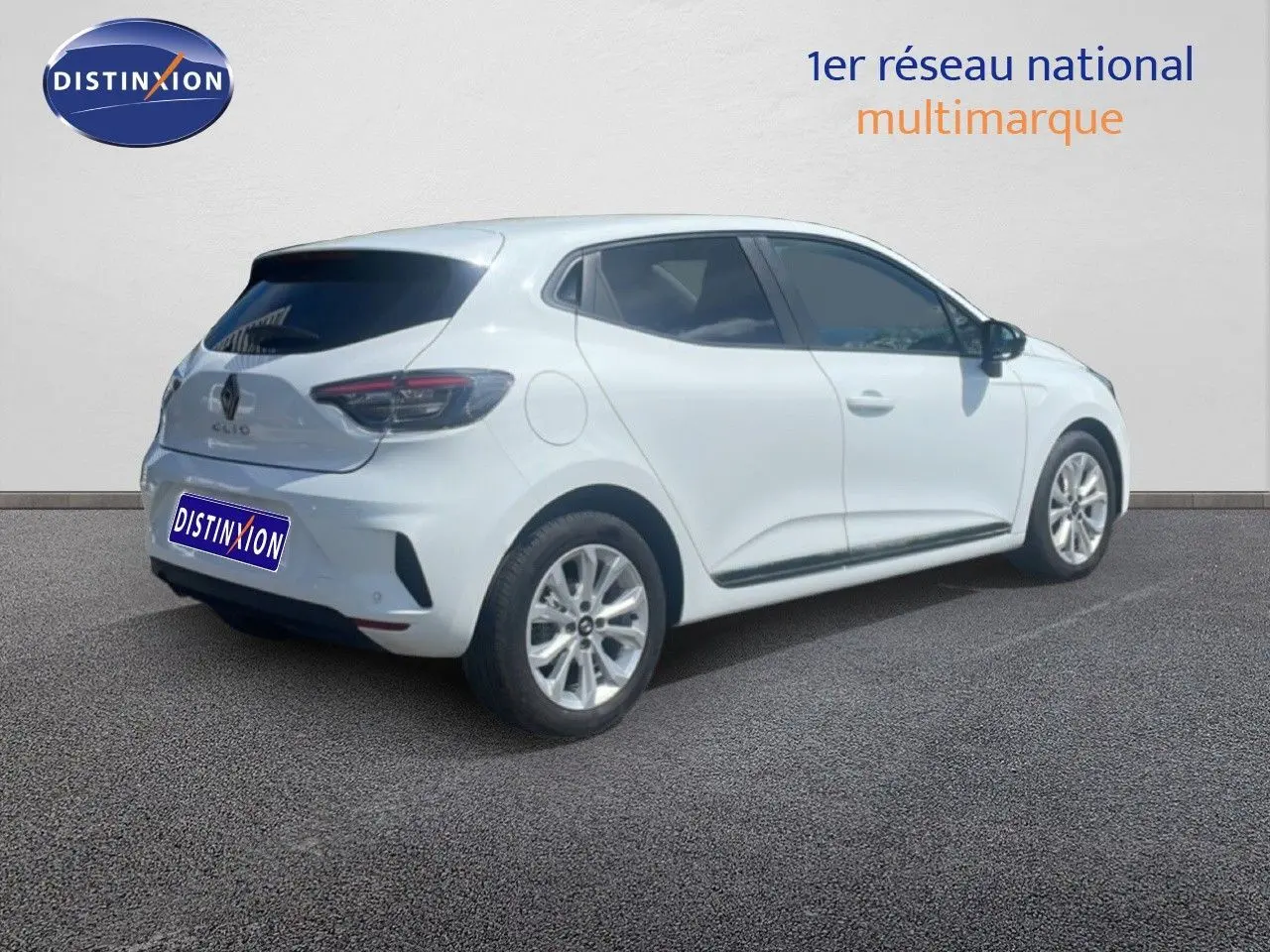 Renault Clio blanche 2025 vue 3/4 arrière droit, avec vitres teintées et jantes alliage 16 pouces.