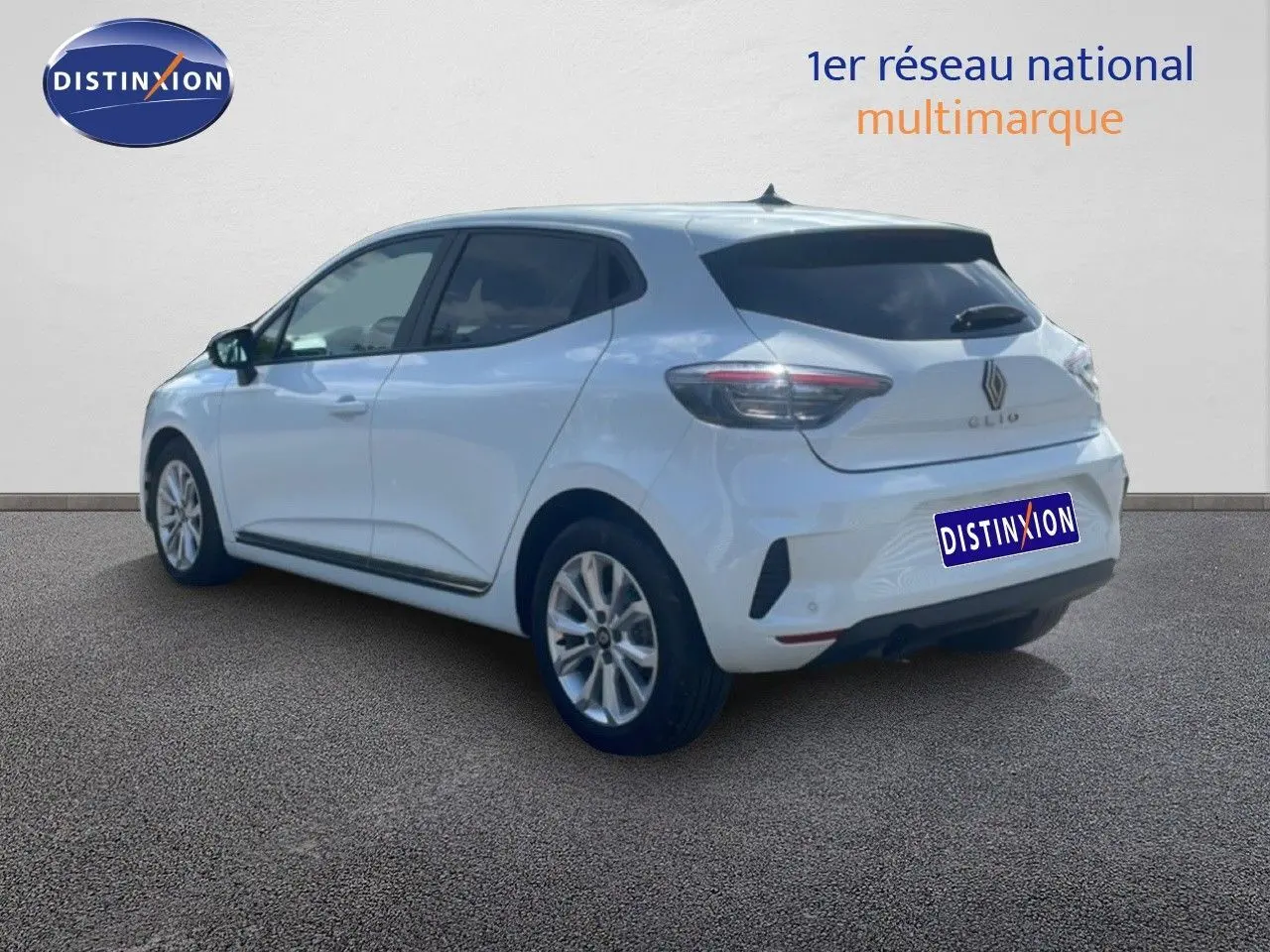 Vue 3/4 arrière droite d'une Renault Clio blanche 2025 avec feux arrière LED et jantes alliage 16 pouces.