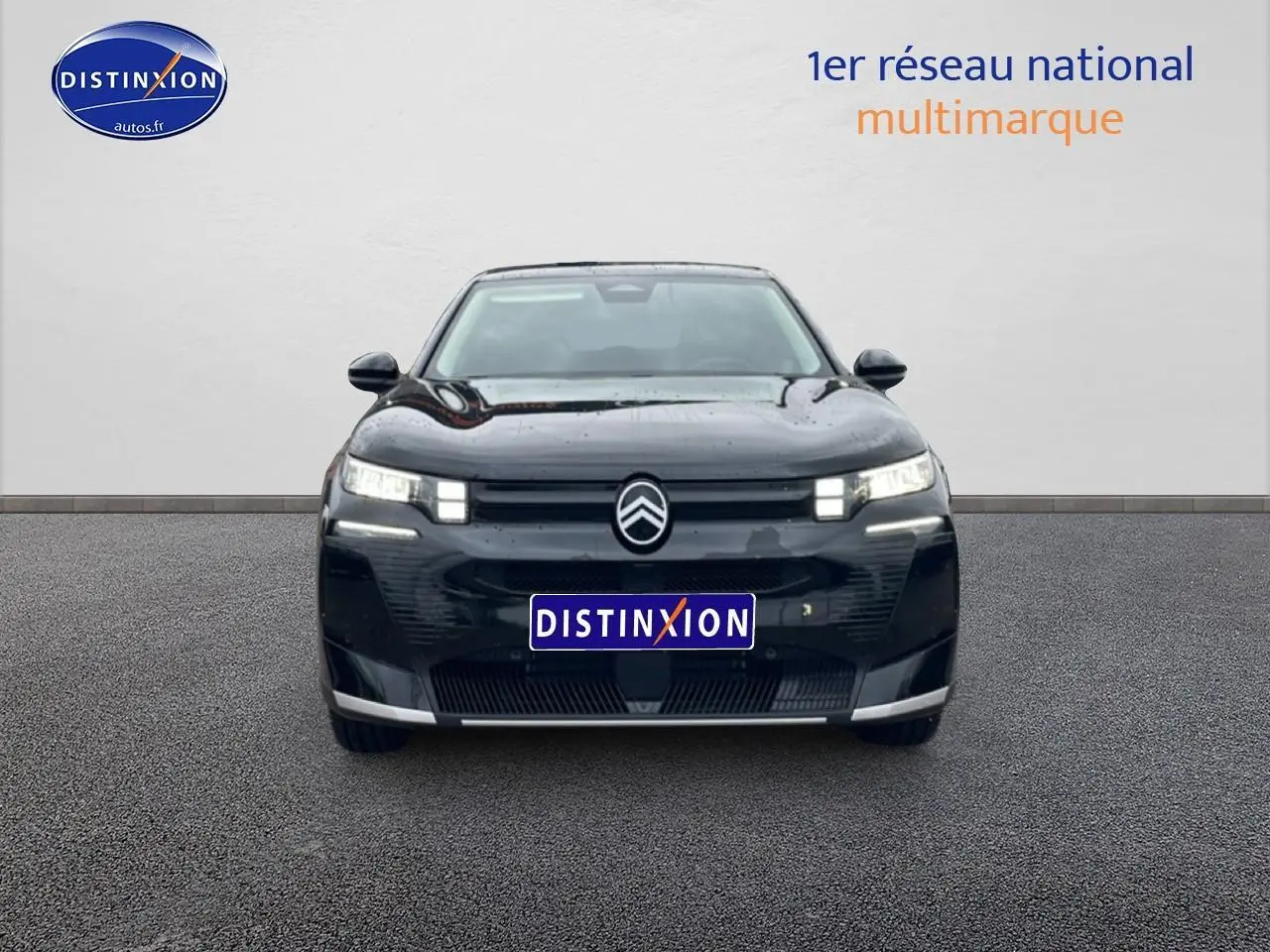Vue frontale d'un Citroën C5 Aircross noir 2026 avec phares LED et calandre épurée sur fond neutre.